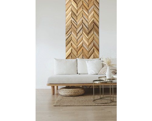 Salon avec décoration en panneaux de bois en forme de pointes de flèches au mur au-dessus du canapé.