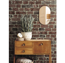 Dekoratives Interieur mit Konsole, Spiegel und Backsteintapete