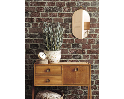 Dekoratives Interieur mit Konsole, Spiegel und Backsteintapete