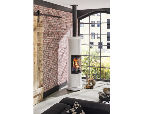 Kaminofen im Wohnzimmer mit Ziegelwand und großem Fenster.