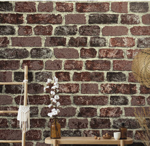 Wandgestaltung mit Backsteinmuster, Dekoration mit Leiter, Tasche, Vase, Baumwollzweigen, Strohhut und Tisch