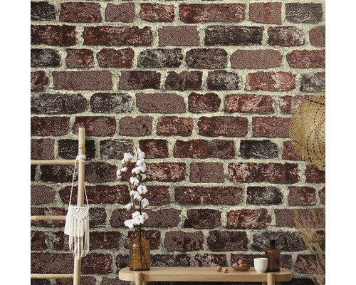 Wandgestaltung mit Backsteinmuster, Dekoration mit Leiter, Tasche, Vase, Baumwollzweigen, Strohhut und Tisch