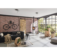 Wohnzimmer mit Sofa, Kaminofen, Schiebetür, Fenster und dekorativen Elementen für eine gemütliche Atmosphäre.