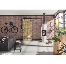 Wohnzimmer mit Backsteinwand, Kaminofen, Schiebetür im Scheunenstil und dekorativem Fahrrad an der Wand
