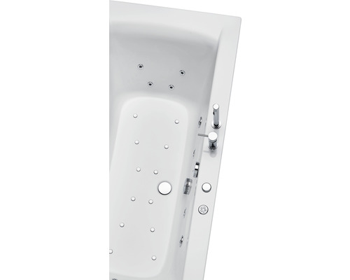 Detailansicht einer weissen Whirlpool Badewanne mit silberfarbenen Armaturen