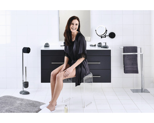 Salle de bains avec meuble-lavabo, miroir, porte-serviettes, garniture de WC et femme
