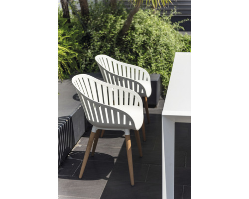 Zwei Gartenstühle aus Kunststoff mit Holzbeinen auf einer Terrasse