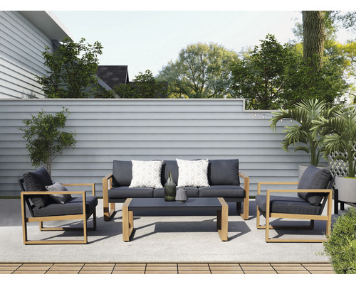 Gartenlounge-Set mit Sofa, Sessel und Tisch auf einer Terrasse