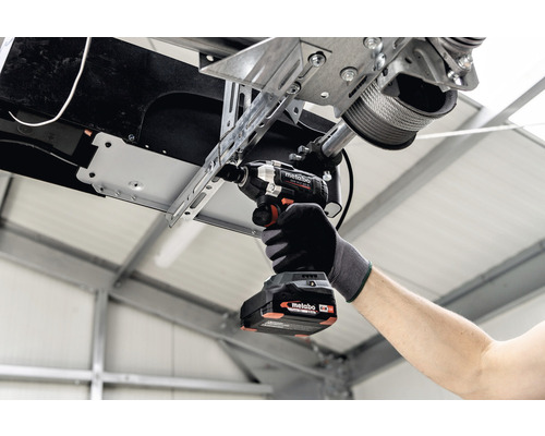 Montage d''une motorisation de porte de garage avec une clé à chocs à batterie Metabo