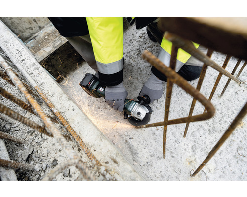 Eine Person benutzt einen Metabo Akku-Winkelschleifer zum Schleifen von Metall.