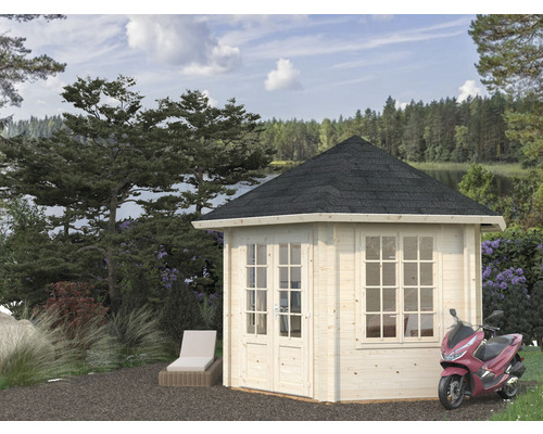 Scène de jardin avec cabane de jardin en bois, chaise longue et scooter