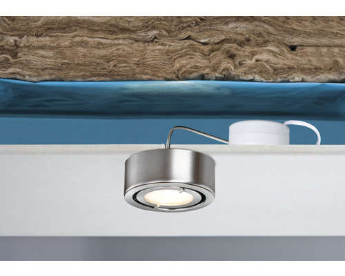 Deckeneinbaustrahler in einer Deckeninstallation mit Dämmmaterial