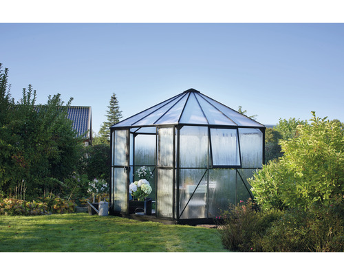Gewächshaus mit Stahlrahmen im Garten