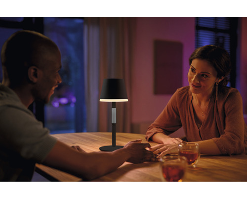 Lampe de table décorative sur une table en bois avec deux personnes