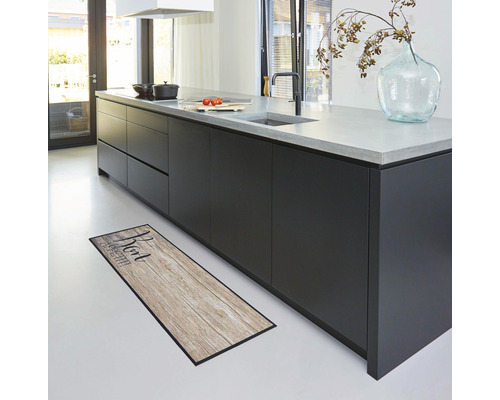 Scène de cuisine avec îlot de cuisine et tapis de cuisine imitation bois