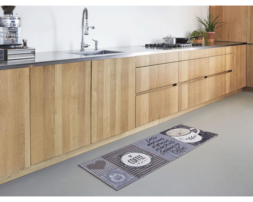 Cuisine avec armoires en bois et tapis motif café