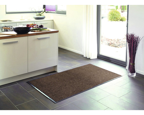 Tapis de sol marron dans la cuisine sur carrelage