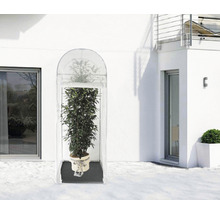 Pflanzkasten mit Winterabdeckung vor einem Gebäude