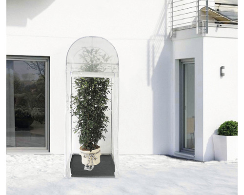 Pflanzkasten mit Winterabdeckung vor einem Gebäude