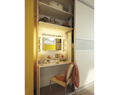 Dressing avec coiffeuse intégrée, miroir avec éclairage et étagères.