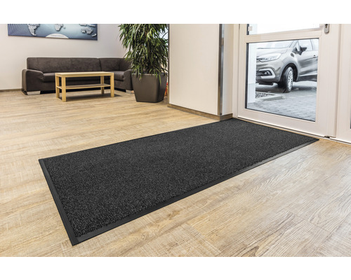 Schmutzfangmatte aus Textil vor einer Eingangstür