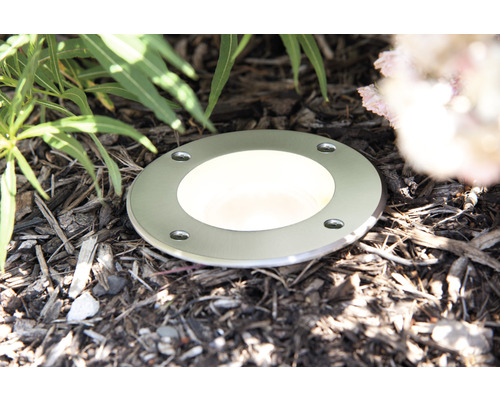 Spot encastrable au sol dans un parterre de jardin