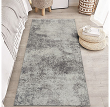 Tapis gris à motif abstrait dans une chambre.