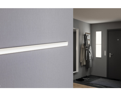 Flur mit Garderobenleiste und Tür