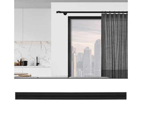 Tringle à rideaux avec rideau devant une fenêtre dans une pièce moderne