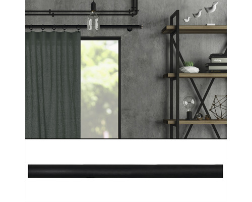 Pièce de style industriel avec rideau, lampe, étagère et tringle à rideau noire