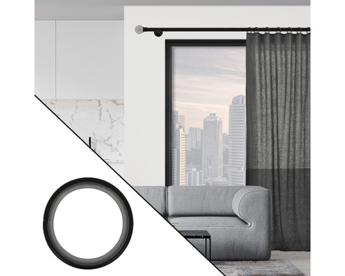 Gardinenstange mit Vorhangringen vor Fenster mit Vorhang