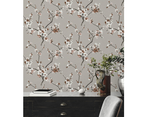 Dekorative Tapete mit Blütenmuster für Wohnräume.