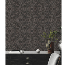 Nahaufnahme einer Wand mit dunkler Tapete mit Muster hinter einer Kommode