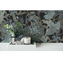 Dekorative Szene mit Dschungel-Tapete, Kerze, Topfpflanze und Dekorationselementen auf einem Tablett.