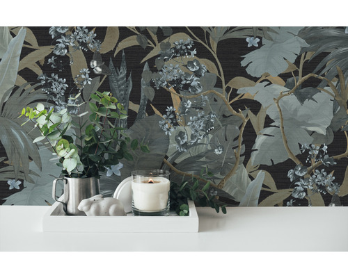 Dekorative Szene mit Dschungel-Tapete, Kerze, Topfpflanze und Dekorationselementen auf einem Tablett.