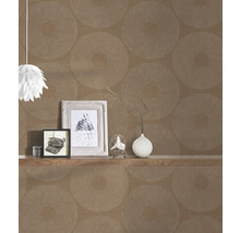 Innenraum mit gemusterter Tapete, Regal und dekorativen Elementen