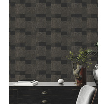 Quadratische Tapete mit grafischem Muster an einer dunklen Kommode