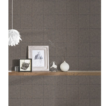 Innenraum mit gemusterter Tapete, Regal und dekorativen Objekten