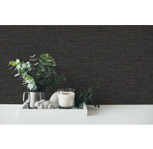 Nahaufnahme einer dunklen Textiltapete mit Tischdekoration