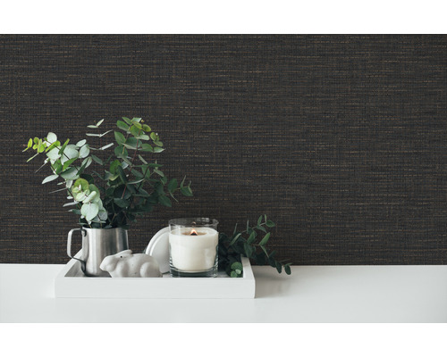 Nahaufnahme einer dunklen Textiltapete mit Tischdekoration