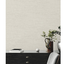 Szene mit einer hellen Vliestapete in Leinenoptik, kombiniert mit Dekoration auf einem Schrank.