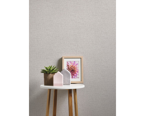 Textiltapete mit Tisch, Dekoration und Bilderrahmen