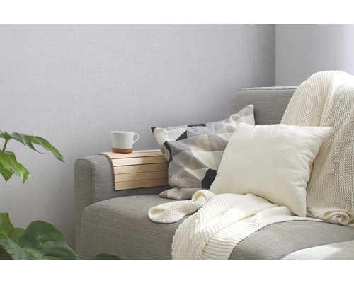 Gemütliche Sitzecke mit Kissen, Decke und Getränkehalter