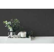 Nahaufnahme einer dunklen Textiltapete mit Dekoration