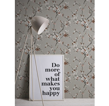 Tapete mit floralem Kirschblütenmuster, Stehlampe und gerahmtes Zitat