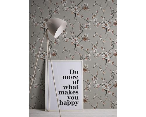 Tapete mit floralem Kirschblütenmuster, Stehlampe und gerahmtes Zitat
