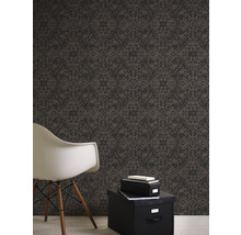 Zimmer mit gemusterter Tapete, einem Stuhl und Aufbewahrungsboxen