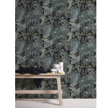 Zimmer mit botanischer Dschungel-Tapete, Ablagetisch mit Produkten