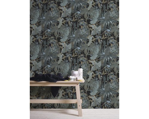 Zimmer mit botanischer Dschungel-Tapete, Ablagetisch mit Produkten