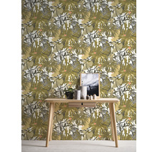 Dekorative Tapete mit Pflanzenmotiven und einem Holztisch mit Dekoration